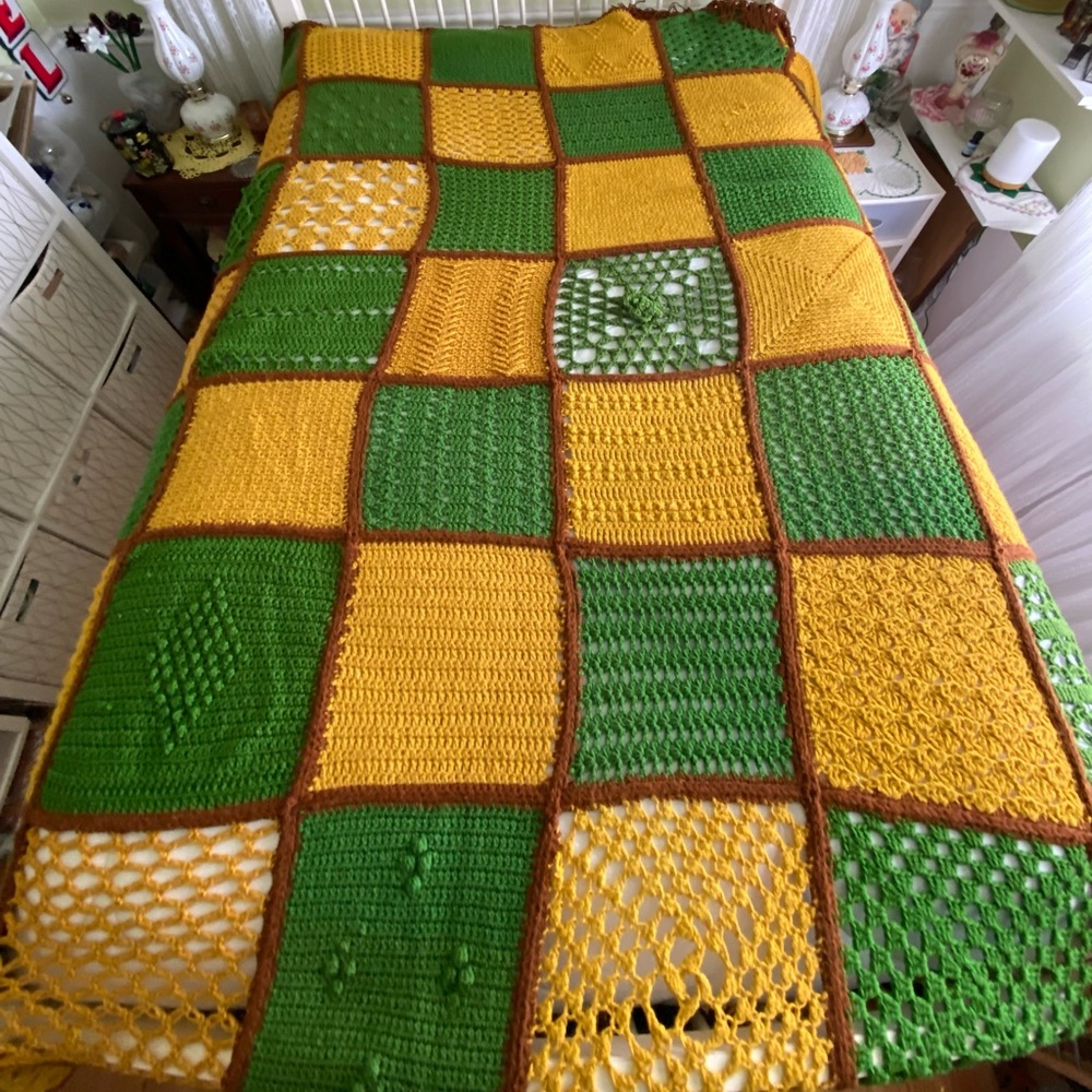 VINTAGE - Wonderful 1970s - AFGHAN THROW BLANKET - GOLD & AVOCADO GREEN 72x100